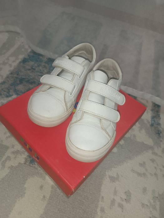 Кроссовки белые,срочно