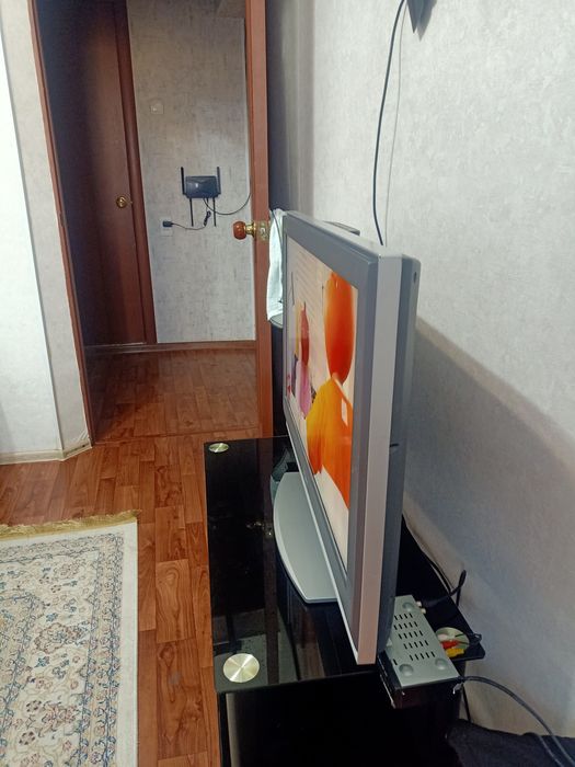 Продам телевизор с тумбой и приставкой