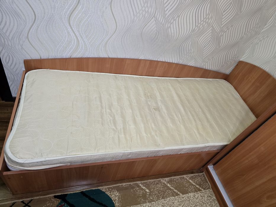 Детская комната - вместительный шкаф, кровать, стол со шкафом-полкой