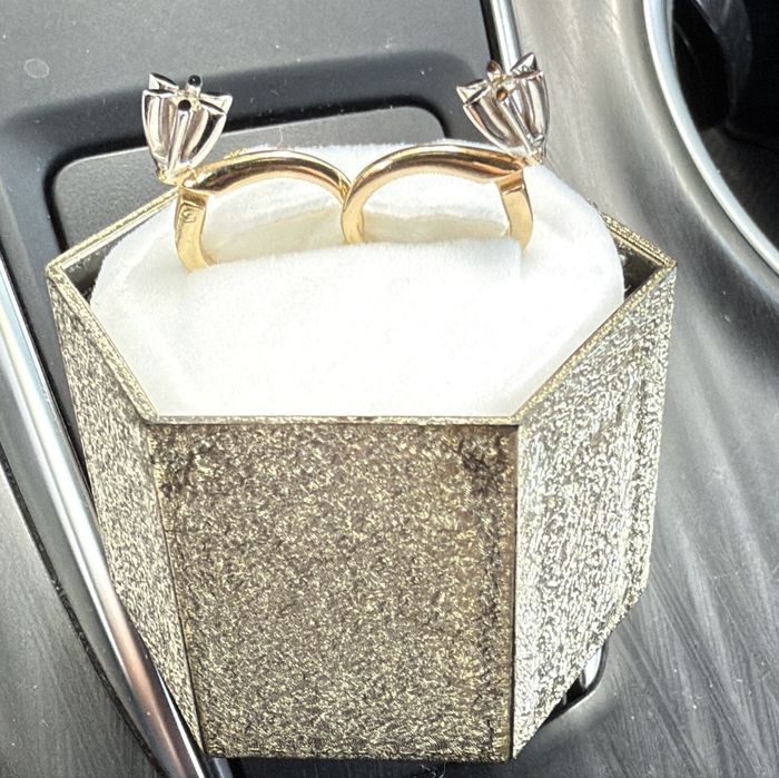 Продается бриллиантовые золотые серьги