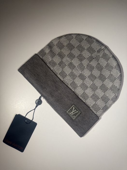 Луксозна шапка на LV