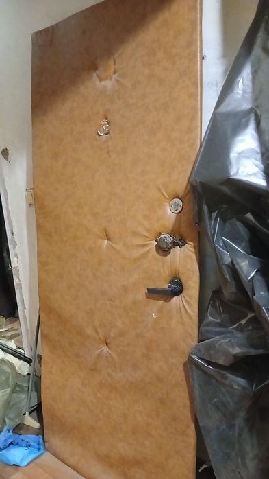 Дверь входная деревянная оббита кожзамом