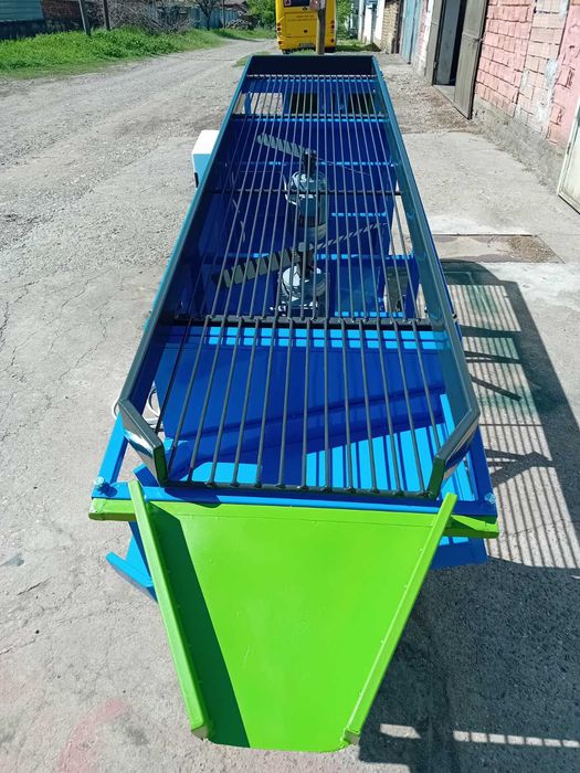 Машина за чистене/обезлистяване и сортиране на лук