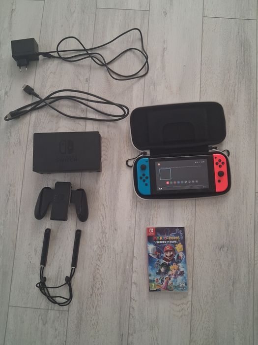 Vănd Nintendo Switch cu dock și un joc .
