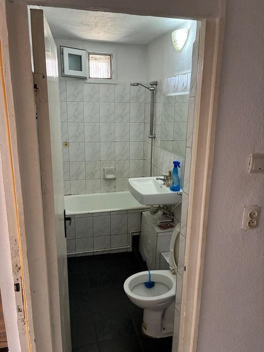 Închiriez garsoniera
