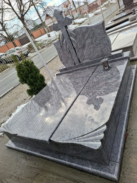 Monumente funerare