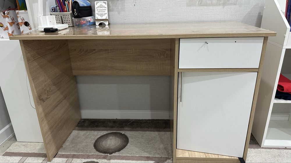 Стол письменный.