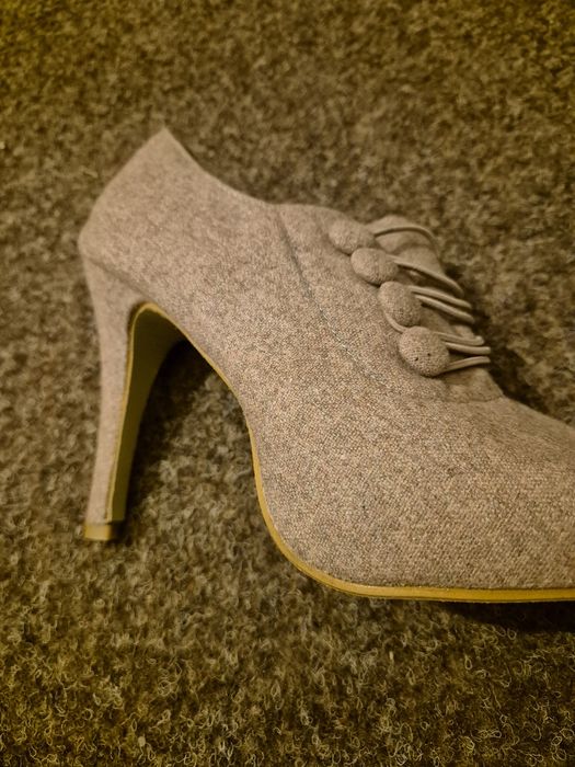 Vand pantofi cu toc de dama, noi, mărimea 38