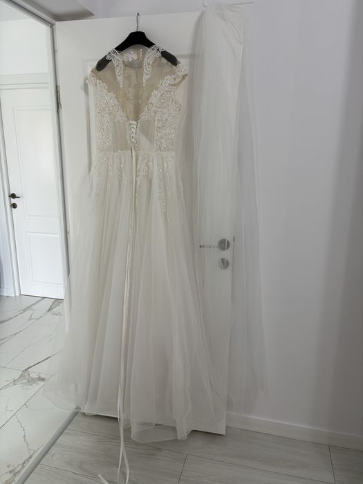 Rochie mireasa cu voal si crinolina cu un cerc