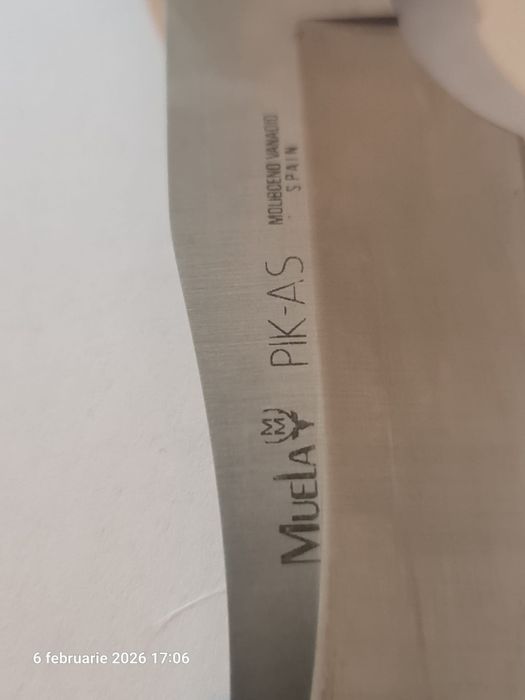 Două cuțite  inox.