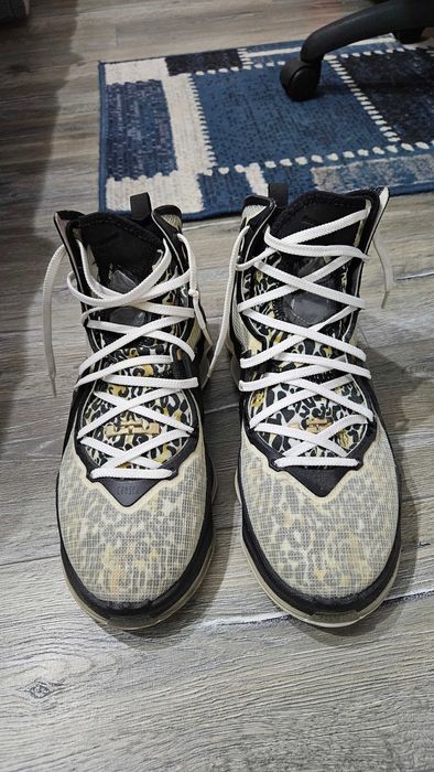Lebron 19 Alb / Negru / Aur Metalizat