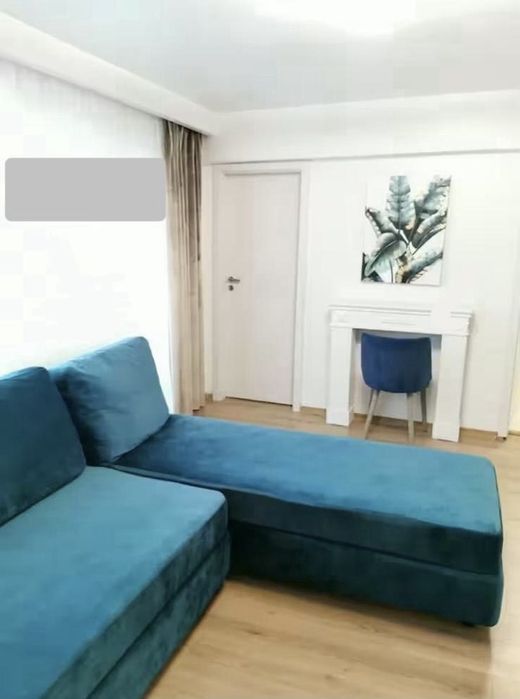Vand URGENT  canapea cu lada de depozitare.
