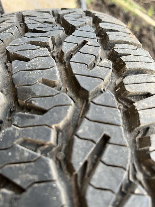 Продам шины б/у Уаз-Соболь