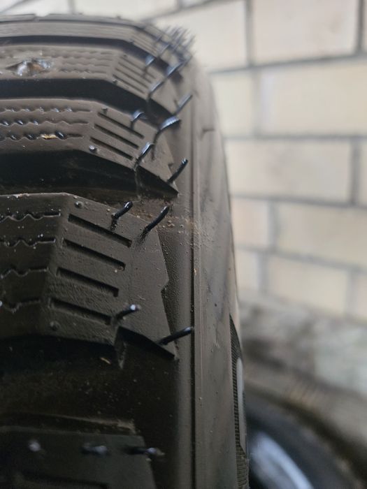 Продам зимние шины  235 50 R18