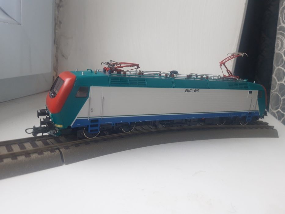 Продам локомотив 1:87 новый