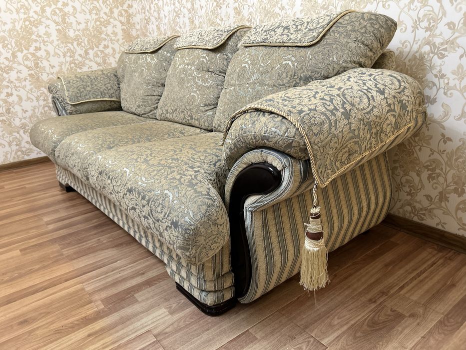 Продаю комплект мягкой мебели: диван + софа + кресло