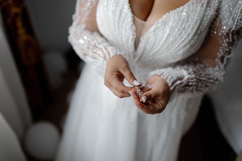 Rochie de mireasă A-line cu trenă, brodată cu mărgele și paiete, curățată profesional