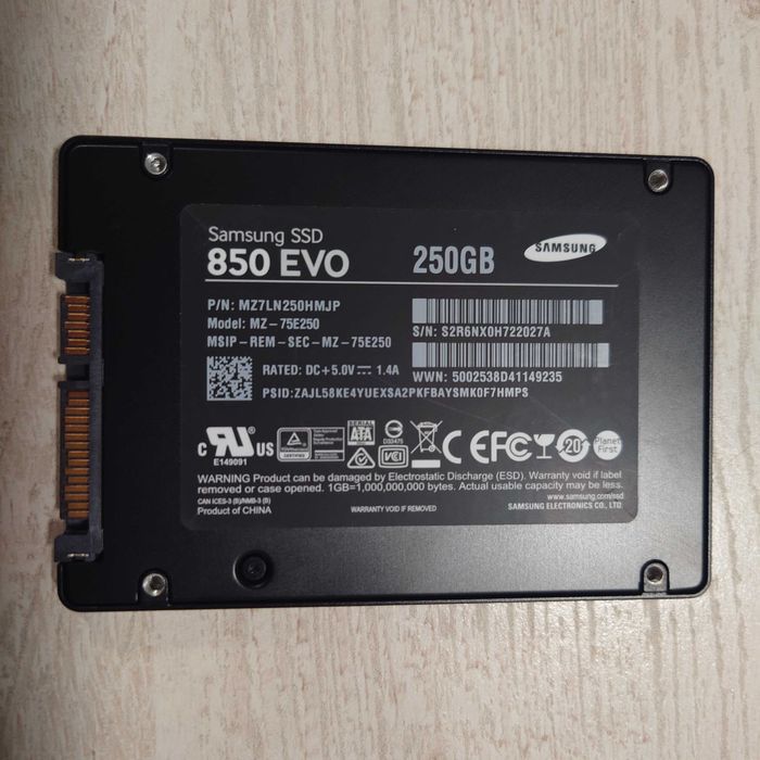 Vand la bucata sau impreuna 2 SSDuri SATA III de 2.5" Samsung 850 EVO de 250 Gb