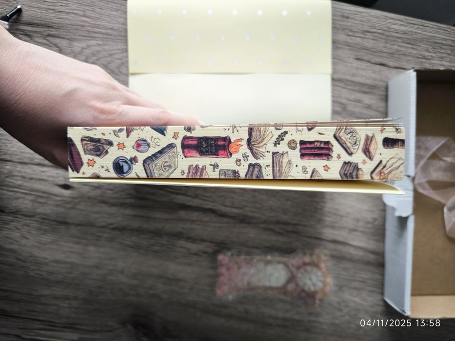 Книжарници и прах от кости - Травис Болдри (с цветни порезки)