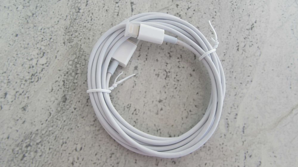 Cablu incarcare alb EC2 USB iPhone 2m