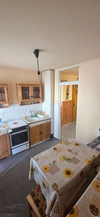 Închiriez apartament cu 2 camere