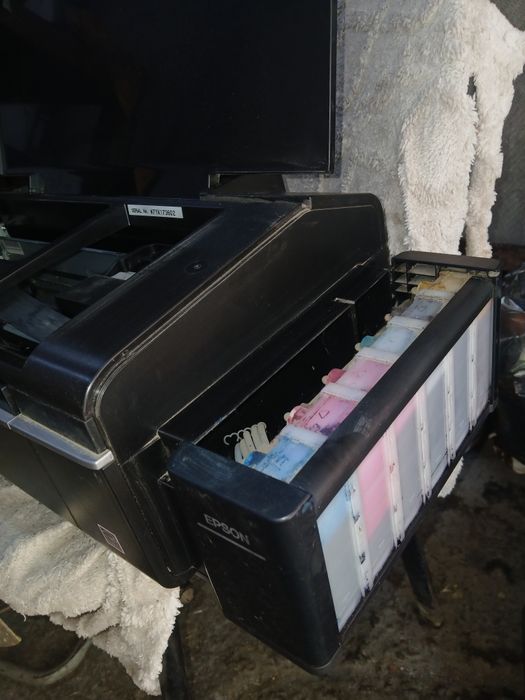 Продам  принтер Epson L805.