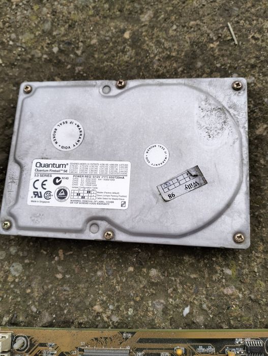 Стара дънна платка за компютър с хард диск