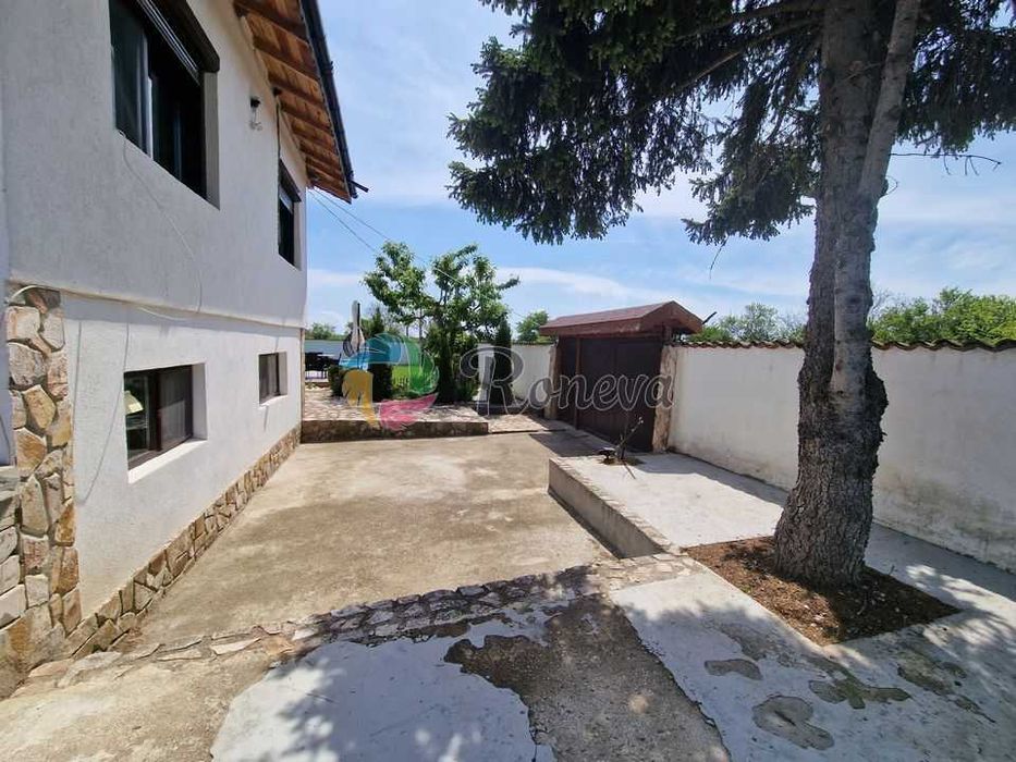 Малко имение с басейн в близост до язовир! Две паркоместа!