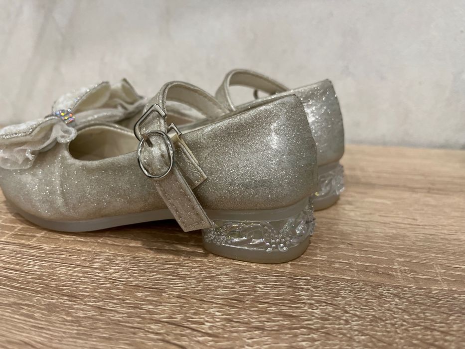 Продам туфли для девочки 27 размер