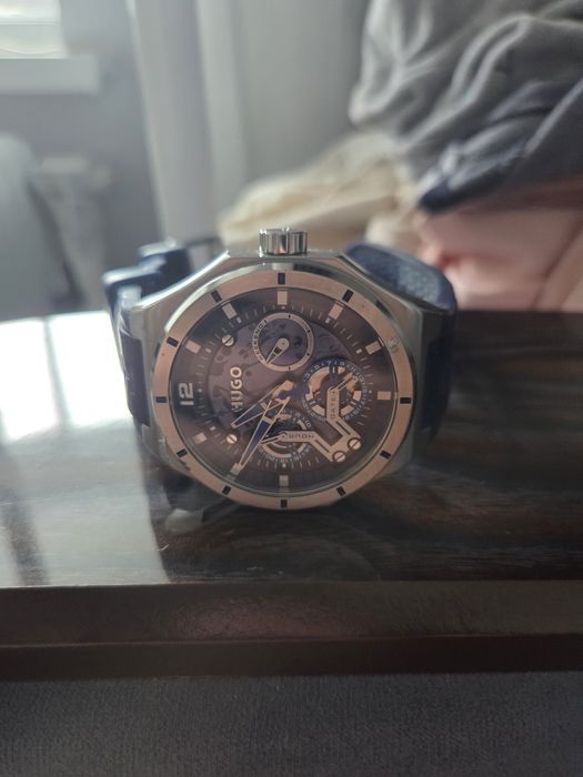 Срочно продам часы HUGO BOSS