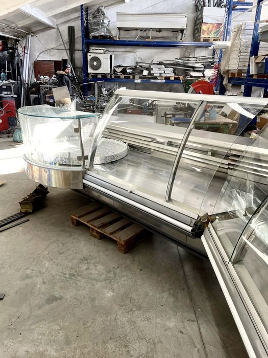 Хладилна витрина щандова