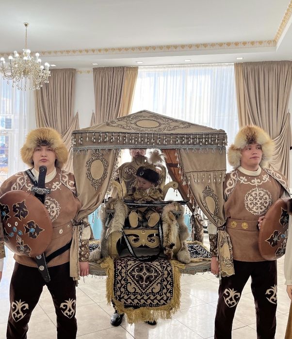 Трон Тақ, Сундет той Тусау кесер