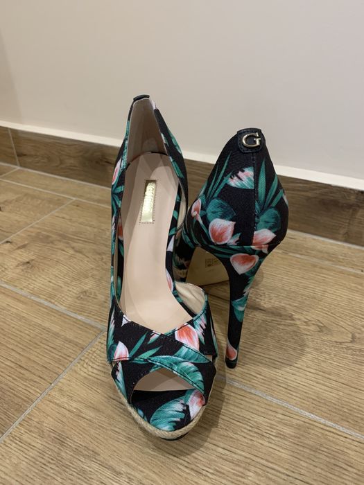 Дамски токчета на Guess