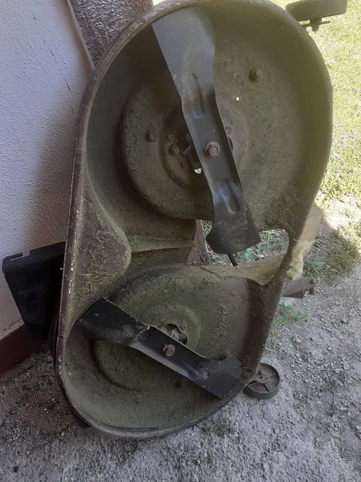 tractor tuns iarba