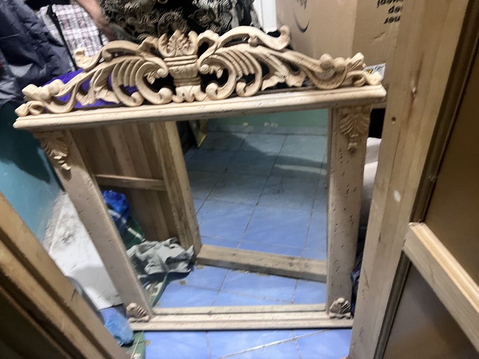 Зеркало в винтажной деревянной раме.