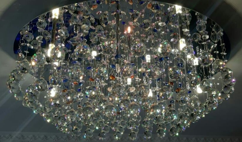 Хрустальная люстра.