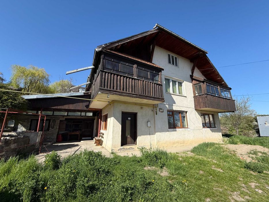 vanzare vila + teren Targu Neamt central