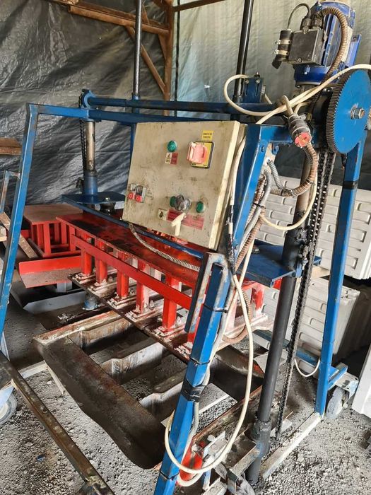 Presa-Vibropresa Capace rigole carosabile, boltari, variante cu rulota sau atv