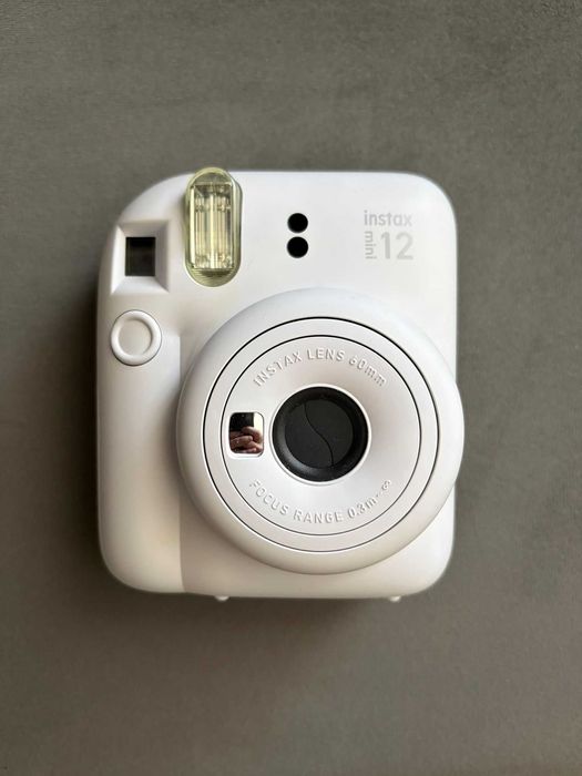 Vând aparat foto instant Fujifilm Instax Mini 12, culoare Clay White, nefolosit.