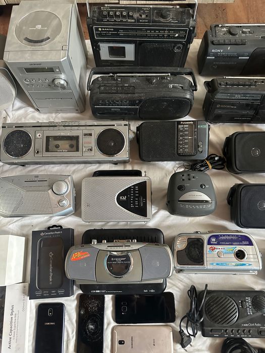 Vând electronice la grămadă.