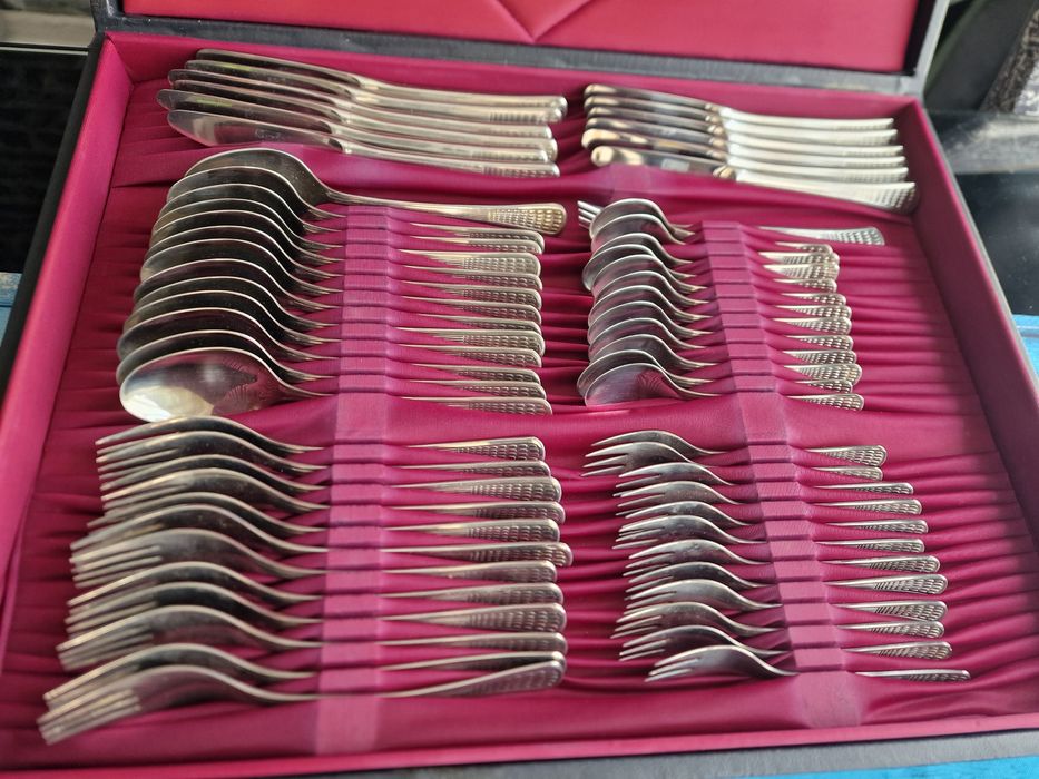 Винтидж комплект прибори за хранене (60 части) – соц лукс, с куфар