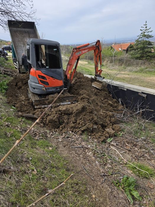 Пясък, чакъл, трошен камък, речен филц, хумус, замазка