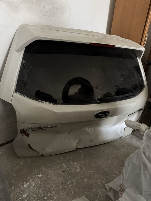 Продам крышку багажника Subaru