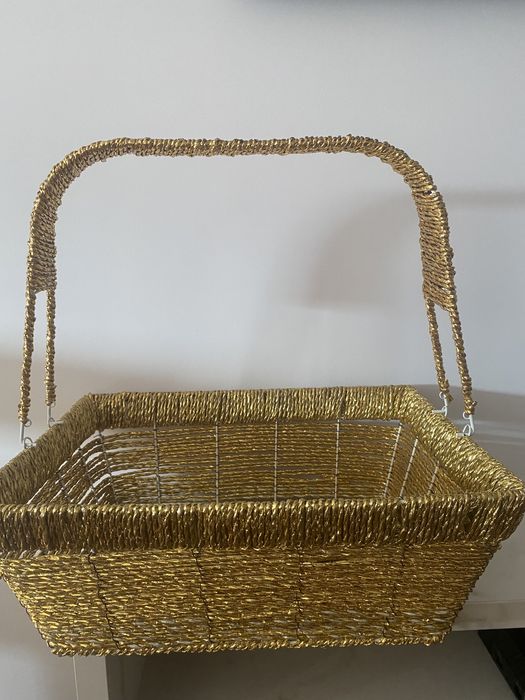 Продаю нарядные подарочные корзины