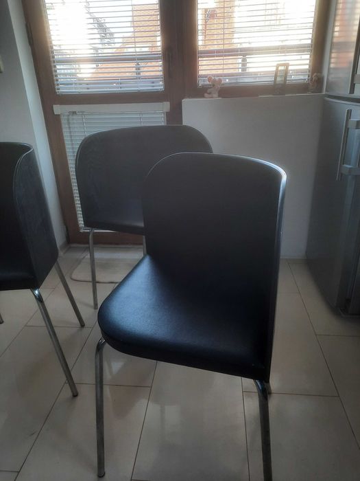 Маса с 4 стола, седалки от кожа.