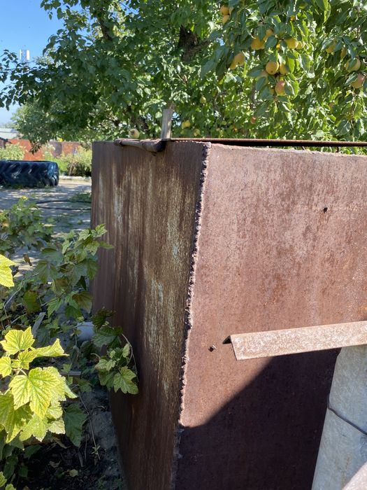 Металический бак для корм