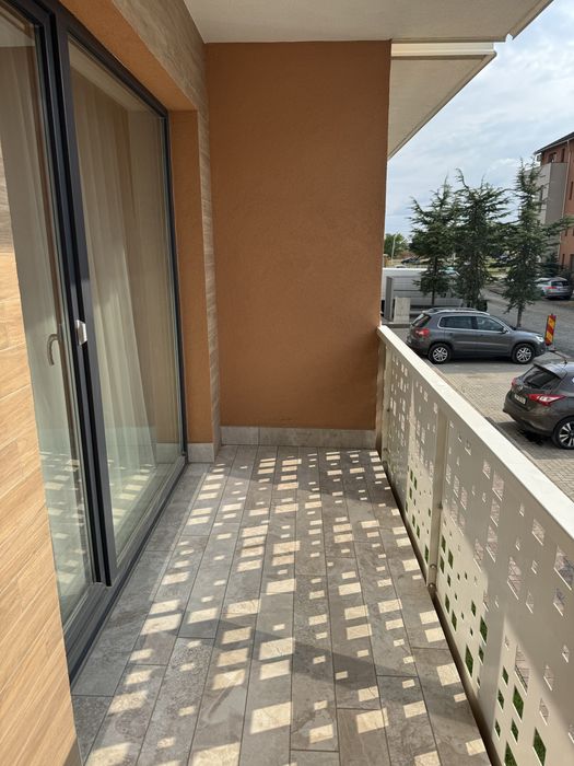 Apartament deluxe pentru inchiriere cu două camere și terasă în Giroc, modern, spațios, complet mobilat, ideal pentru confort și relaxare.