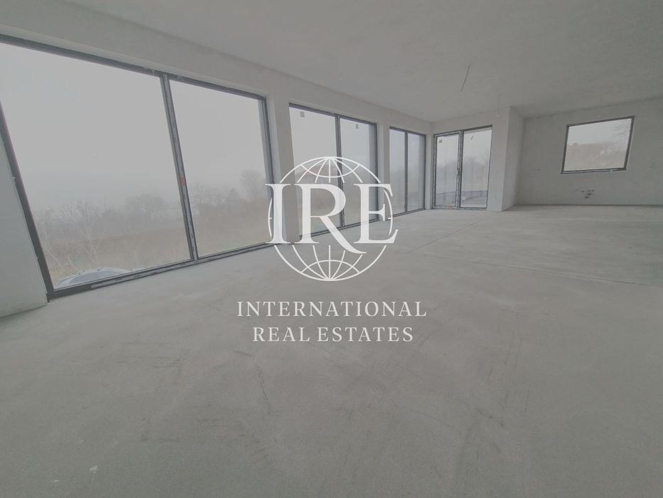 Нова двуетажна къща с впечатляваща панорамна гледка към езерото и гра