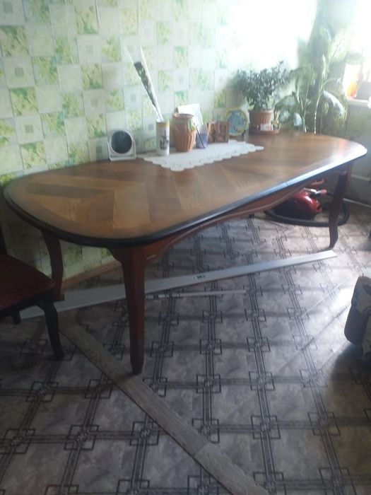 Продам обеденный стол