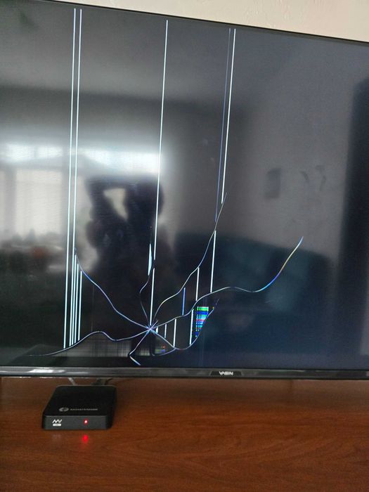 Телевизор с треснутым экраном